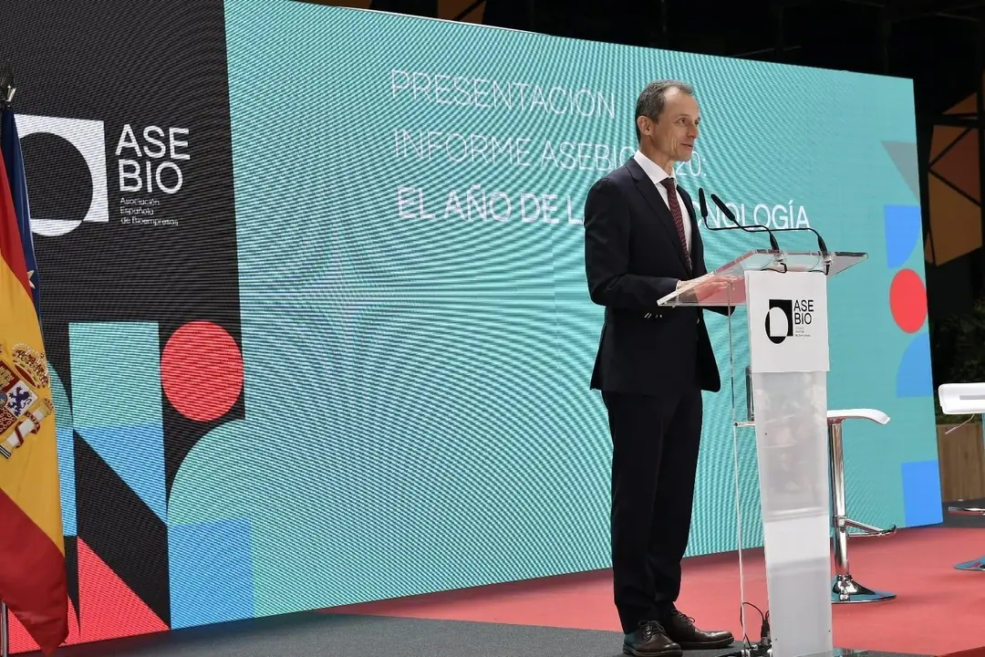El ministro de Ciencia e Innovaci&oacute;n, Pedro Duque, durante la presentaci&oacute;n del Informe AseBio 2020