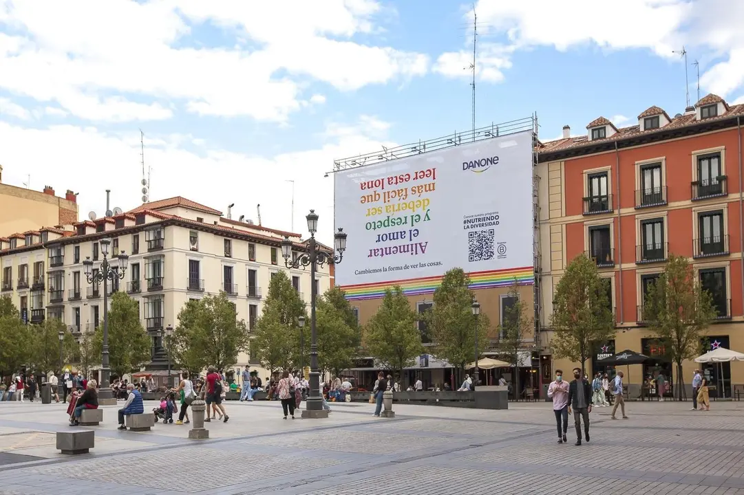 Danone despliega la campa&ntilde;a 'Nutriendo la Diversidad' por el mes del Orgullo LGTBI. En la Plaza de &Oacute;pera, en Madrid