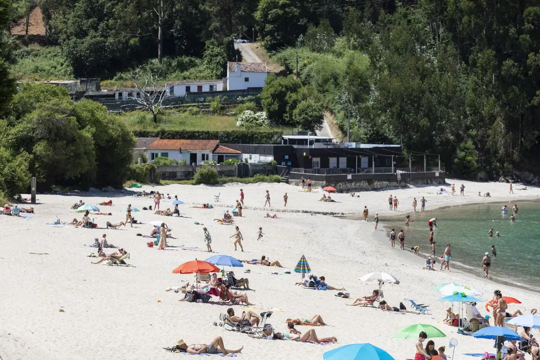 Varias personas se ba&ntilde;an y toman el sol en una playa del municipio de Mar&iacute;n, a 5 de junio de 2021, en Mar&iacute;n, Pontevedra, Galicia, (Espa&ntilde;a).