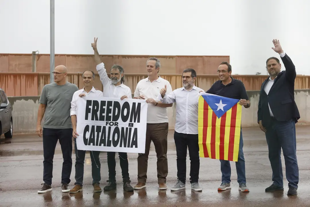 (I-D) El exconseller de Asuntos Exteriores, Relaciones Institucionales y Transparencia de la Generalitat Ra&uuml;l Romeva (ERC), el exconseller de la Presidencia y ex portavoz de la Generalitat Jordi Turull (JxCat), el presidente de &Ograve;mnium Cultural, Jordi Cuix