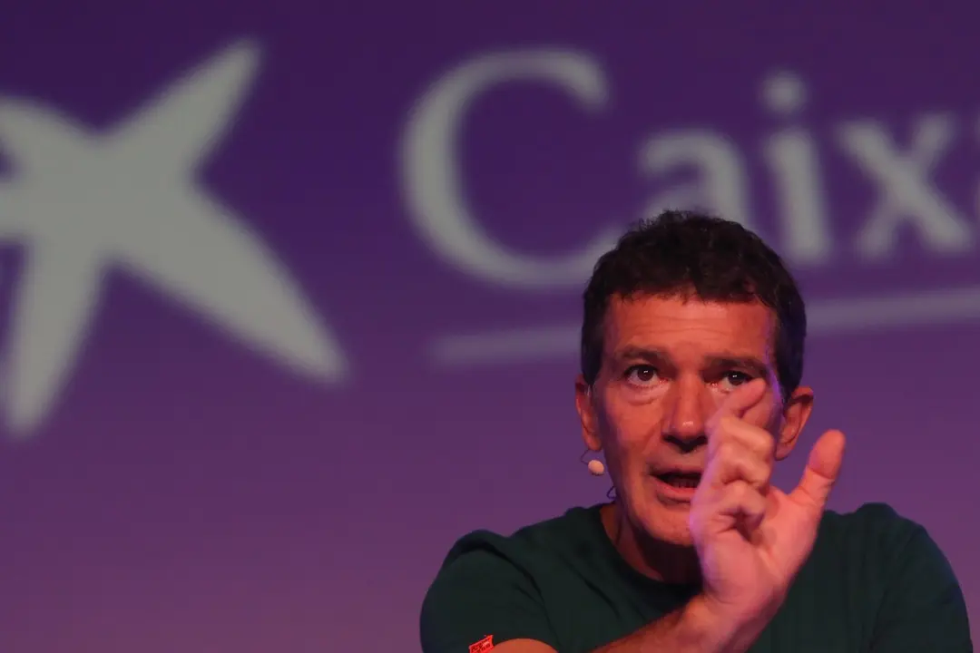 El Teatro del Soho de Antonio Banderas abrir&aacute; sus puertas a mediados de noviembre Las funciones de A Chorus Line, el espect&aacute;culo inaugural, que present&oacute; Antonio Banderas este jueves, se prolongar&aacute;n en M&aacute;laga hasta el 26 de enero.Antonio Banderas y el elenco de A Chorus Line presentaron este jueves a modo de ensayo ante los medios un adelanto del musical, que inaugurar&aacute; el Teatro del Soho Caixabank a mediados de noviembre. El espect&aacute;culo podr&aacute; verse, con el mismo Banderas de protagonista, hasta el 26 de enero. As&iacute;, aunque en un principio la apertura estaba prevista para mediados de octubre, tanto la envergadura de las obras de restauraci&oacute;n del antiguo Teatro Alameda de la calle C&oacute;rdoba como los compromisos adquiridos por Banderas a cuenta del &eacute;xito de Dolor y gloria, la pel&iacute;cula de Pedro Almod&oacute;var, han obligado a posponer la puesta de largo. A cambio, si en un principio estaba previsto que las funciones de A Chorus Line se prolongaran con Antonio Banderas en el reparto hasta finales de diciembre, finalmente lo har&aacute;n como compensaci&oacute;n hasta finales de enero. La fecha de inauguraci&oacute;n definitiva queda a&uacute;n por concretar, pero la maquinaria ya est&aacute; en marcha. Baayork Lee, directora art&iacute;stica, que form&oacute; parte del montaje original de 1975, volvi&oacute; a confirmar este lunes que la producci&oacute;n del Teatro del Soho Caixabank es una de las mejores de cu&aacute;ntas se han estrenado del musical creado por Michael Bennett en todo el mundo. Y, a tenor del fragmento presentado a los medios, las previsiones pueden mantenerse bien altas. Lee acompa&ntilde;&oacute; a Banderas en la presentaci&oacute;n, celebrada en la Escuela Superior de Artes Esc&eacute;nicas de M&aacute;laga (Esaem), en la que tambi&eacute;n participaron diversos responsables art&iacute;sticos y de producci&oacute;n de A Chorus Line, as&iacute; como el director musical del Teatro del Soho Caixabank, Arturo D&iacute;ez Boscovich. Banderas subray&oacute; que el proyecto del Teatro del Soho nace &ldquo;para Malaga desde M&aacute;laga&rdquo;, ya que la idea es que los espect&aacute;culos que nazcan en este centro de producci&oacute;n adquieran proyecci&oacute;n internacional. Y A Chorus Line quiere ser un buen ejemplo de ello