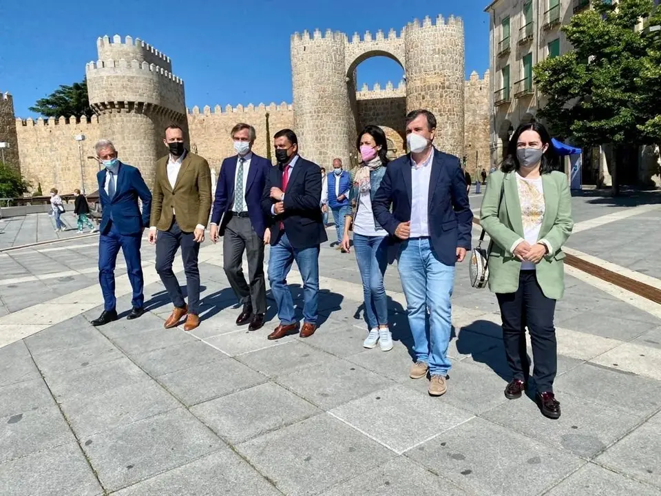 L vicesecretario general de Territorial del Partido Popular, Antonio Gonz&aacute;lez Terol, (tercero por la izquierda) con los dirigentes del PP de &Aacute;vila.