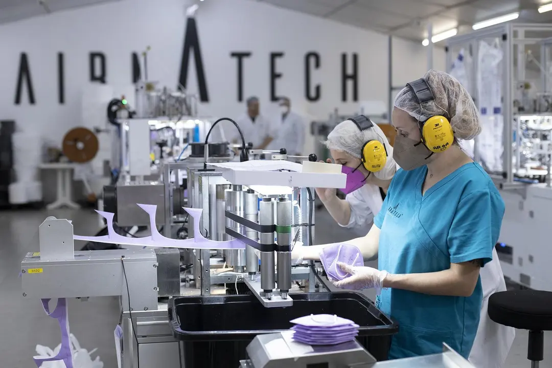 Archivo - Varias trabajadoras hacen mascarillas FFP2 moradas  en la f&aacute;brica de Airnatech Antiviral, en Castell&oacute;n de la Plana, Comunidad Valenciana (Espa&ntilde;a), a 10 de febrero de 2021. 