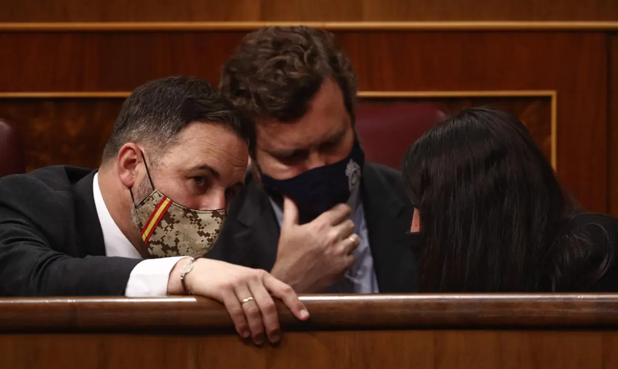 Archivo - (I-D) El l&iacute;der de Vox, Santiago Abascal; el portavoz parlamentario de Vox, Iv&aacute;n Espinosa de los Monteros; y la portavoz adjunta de Vox en el Congreso, Macarena Olona.