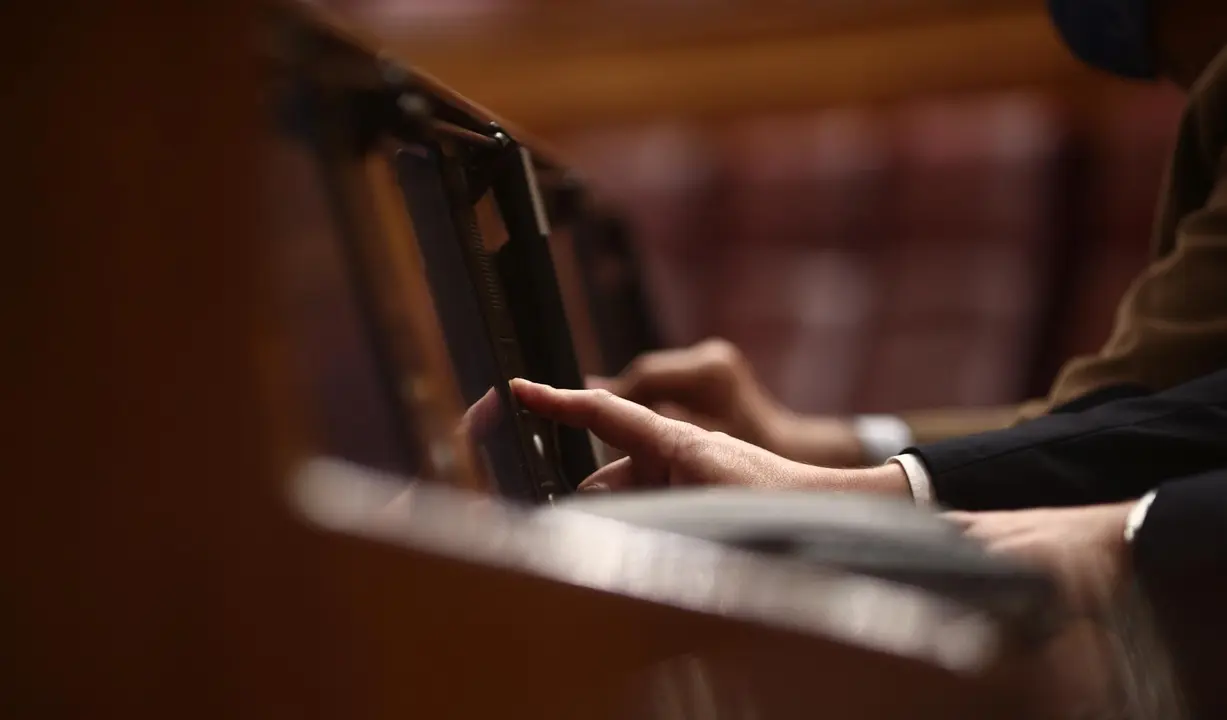 Archivo - Un miembro del hemiciclo vota durante una sesi&oacute;n plenaria celebrada en el Congreso de los Diputados, en Madrid, (Espa&ntilde;a), a 25 de marzo de 2021. Durante esta sesi&oacute;n, marcada por la elecci&oacute;n del presidente de RTVE, se debatir&aacute;n, entre otras cuest