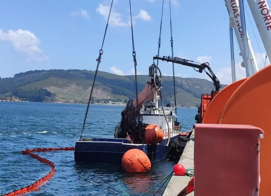 El cerquero tras ser refloado por dos gr&uacute;as en Caneli&ntilde;a, en Cedeira (A Coru&ntilde;a).