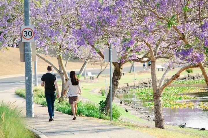 Archivo - J&oacute;venes paseando por el parque