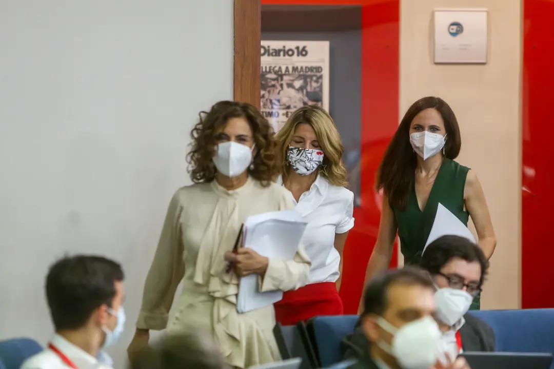 (I-D) La ministra portavoz, Mar&iacute;a Jes&uacute;s Montero; la vicepresidenta tercera, Yolanda D&iacute;az y la ministra de Derechos Sociales y Agenda 2030, Ione Belarra, a su llegada para comparecer en rueda de prensa tras el Consejo de Ministros, a 8 de junio de 2021.