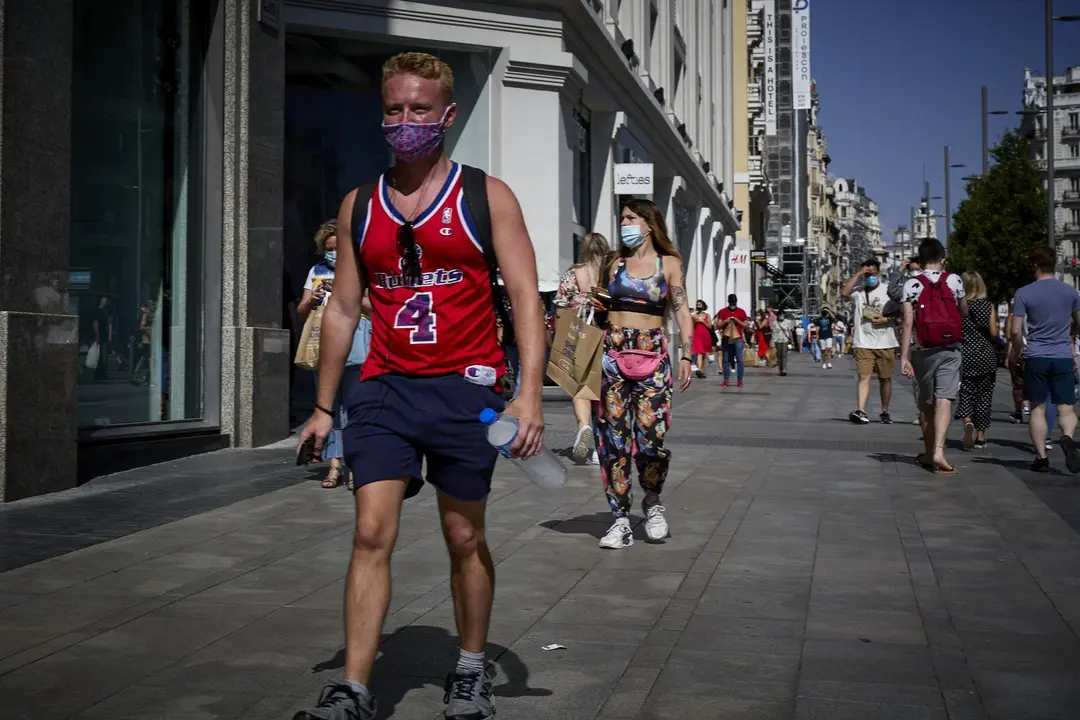 Un hombre camina por la Gran V&iacute;a de Madrid en un d&iacute;a de calor