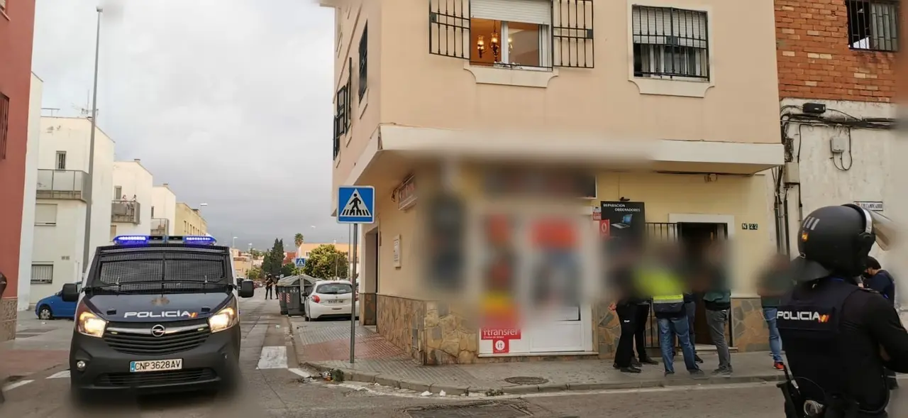 Agentes de la Polic&iacute;a en el operaci&oacute;n desarrollada en Algeciras