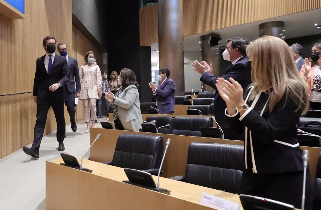 El presidente de PP, Pablo Casado, seguido de los portavoces del partido en el Senado y Congreso, Javier Maroto y Cuca Gamarra. 