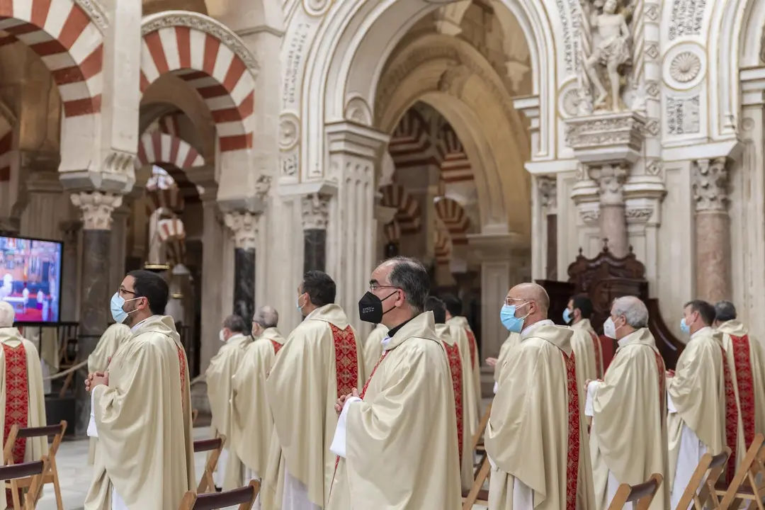 Archivo - Presb&iacute;teros asistentes a la Misa Crismal del pasado Martes Santo en la Catedral de C&oacute;rdoba.