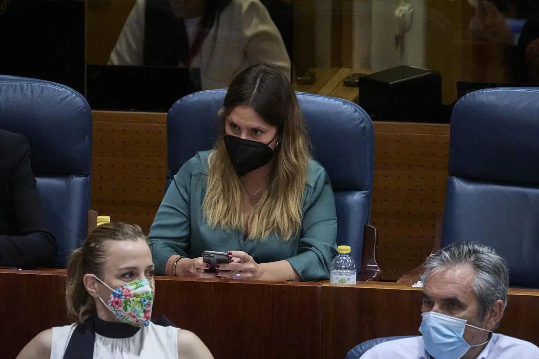La diputada y portavoz adjunta de Unidas Podemos en la Asamblea de Madrid, Alejandra Jacinto, en la segunda sesi&oacute;n del pleno de investidura de la presidenta en funciones de la Comunidad y candidata a la reelecci&oacute;n, Isabel D&iacute;az Ayuso, a 18 de junio de 2021