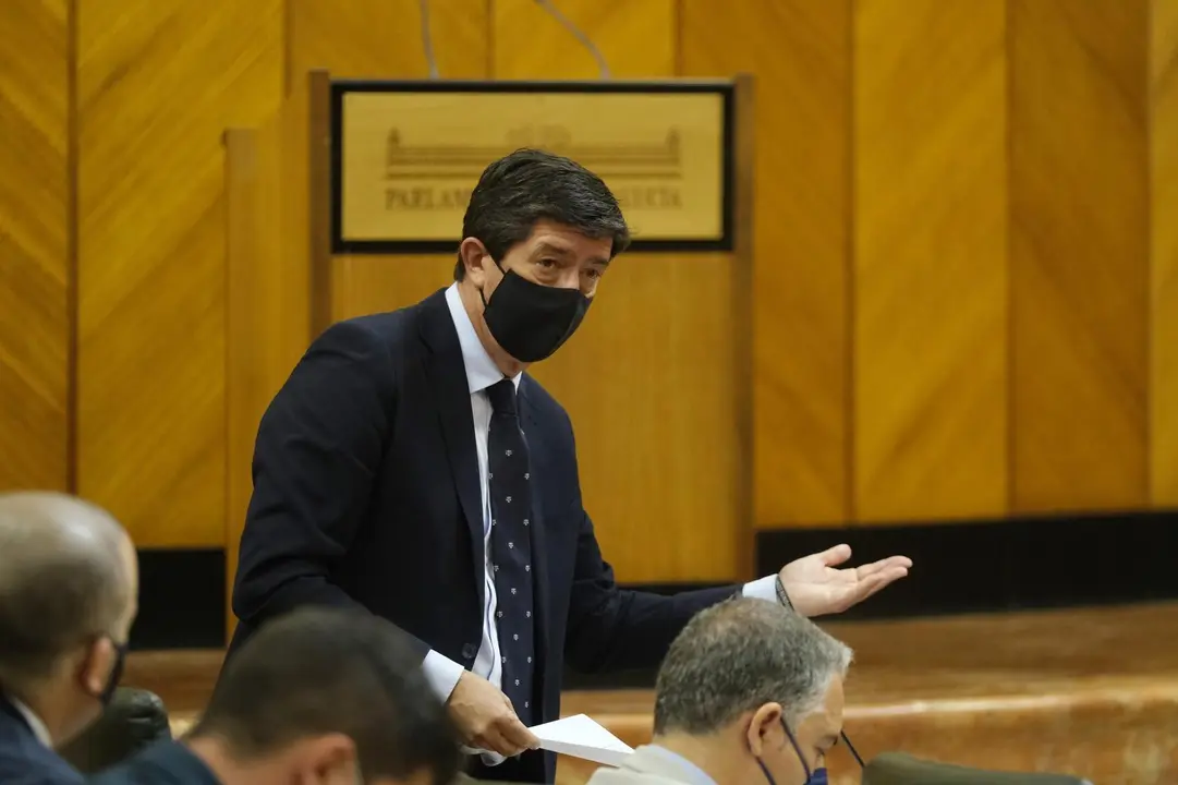 El vicepresidente de la Junta, Juan Mar&iacute;n, responde a una pregunta oral en el Pleno del Parlamento andaluz