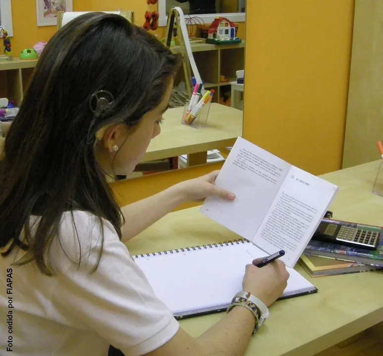 Archivo - Alumna con sordera