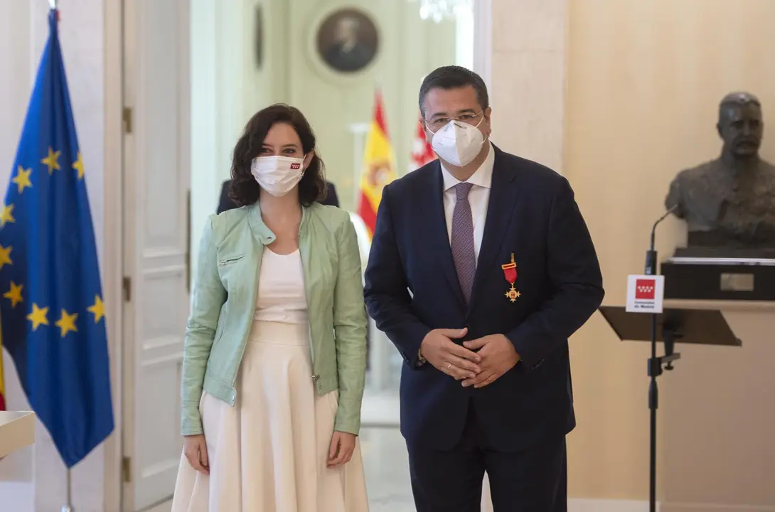 La presidenta de la Comunidad de Madrid, Isabel D&iacute;az Ayuso, posa con el presidente del Comit&eacute; Europeo de las Regiones, Apostolos Tzitzikostas, tras imponerle la Medalla Internacional de la Comunidad de Madrid en un acto en la Real Casa de Correos de Madri