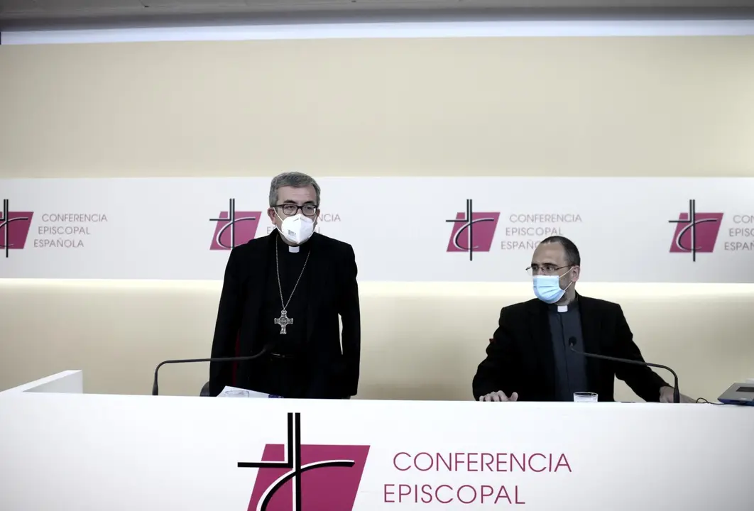 Archivo - El secretario general de la Conferencia Episcopal Espa&ntilde;ola (CEE) y obispo auxiliar de Valladolid, Luis Javier Arg&uuml;ello Garc&iacute;a (i) y el jefe de prensa de la CEE, JOs&eacute; Gabriel Vera.