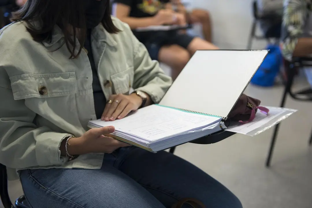 Una estudiante lee sus apuntes en la Facultad de Ciencias del Campus Montilivi de la Universidad de Girona para comenzar los ex&aacute;menes de selectividad 2021, a 8 de junio de 2021, en Girona, Catalunya (Espa&ntilde;a). Un total de 39.775 estudiantes de Catalunya in