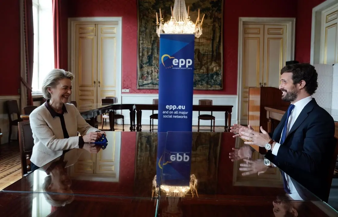 El presidente del PP, Pablo Casado, se re&uacute;ne con la presidenta de la Comisi&oacute;n Europea, Urusula von der Leyen, en el marco de la reuni&oacute;n del PPE previa al Consejo Europeo. En Bruselas, a 24 de junio de 2021.