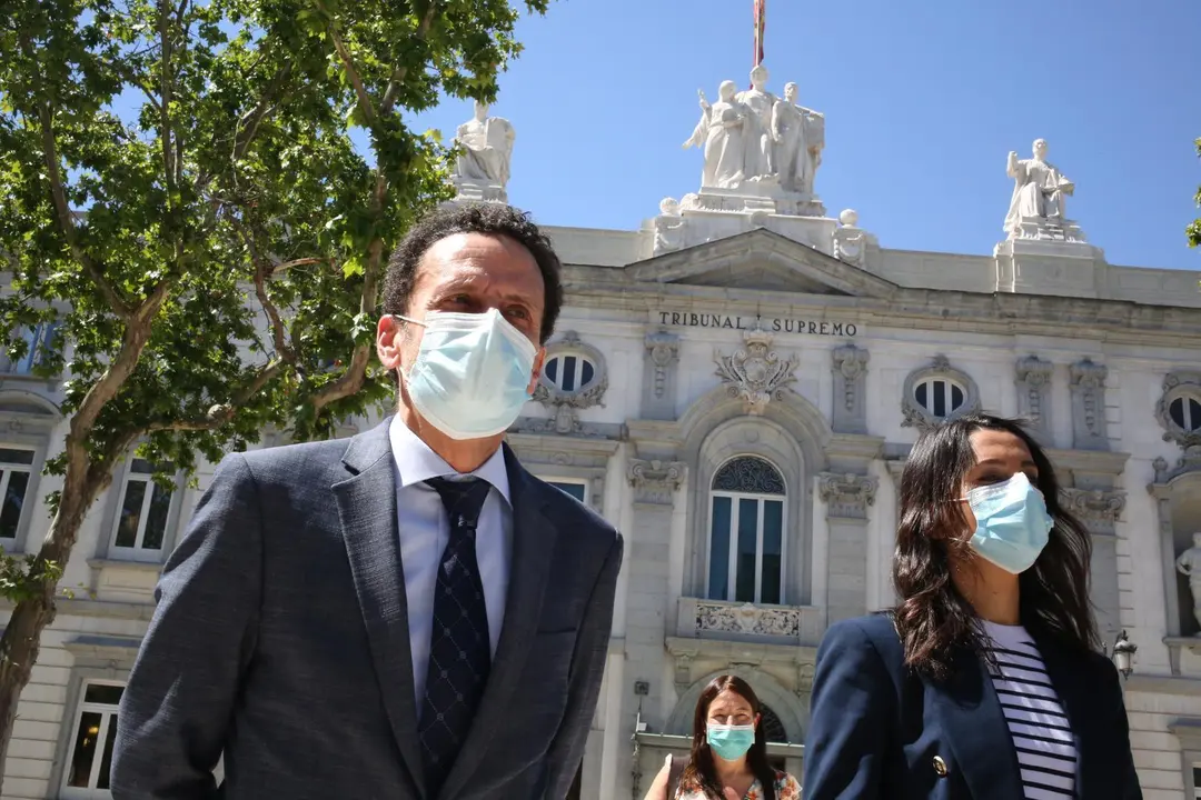 El portavoz de Cs Edmundo Bal (1i), y la presidenta de Ciudadanos, In&eacute;s Arrimadas (1d), en las inmediaciones del Tribunal Supremo. 