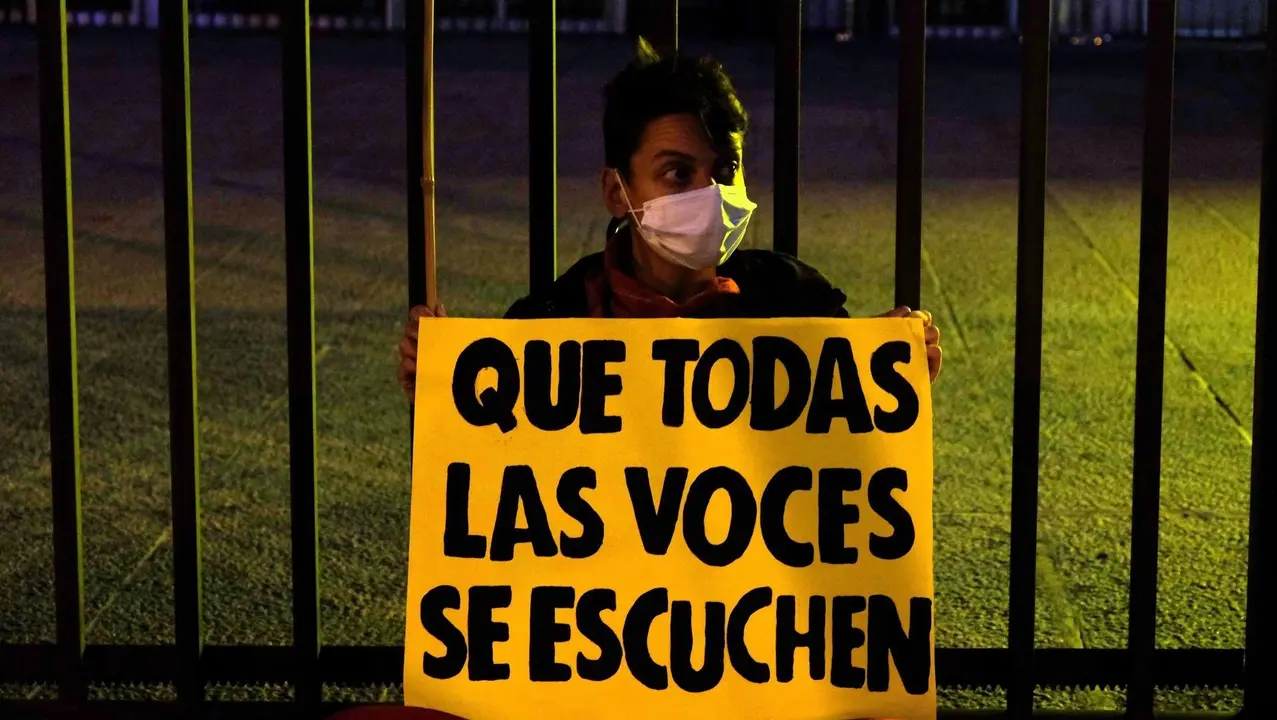 Activistas de XR se encadenan al Ministerio de Derechos Sociales y Agenda 2030 para reclamar una mejora en la configuraci&oacute;n de la Asamblea Ciudadana por el Clima