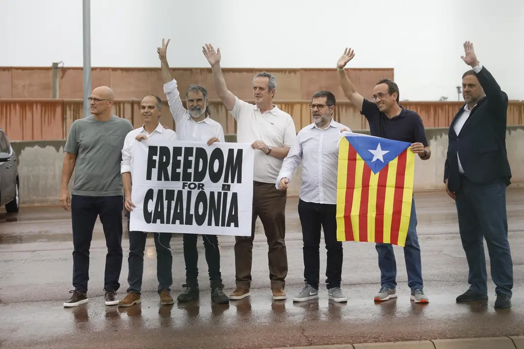 (I-D) El exconseller de Asuntos Exteriores, Relaciones Institucionales y Transparencia de la Generalitat Ra&uuml;l Romeva (ERC), el exconseller de la Presidencia y ex portavoz de la Generalitat Jordi Turull (JxCat), el presidente de &Ograve;mnium Cultural, Jordi Cuix