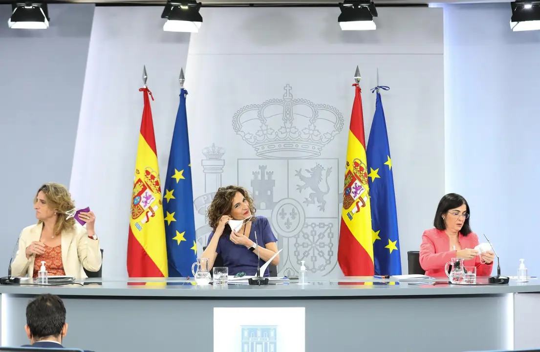 (I-D) La vicepresidenta cuarta del Gobierno y ministra de Transici&oacute;n Ecol&oacute;gica y Reto Demogr&aacute;fico, Teresa Ribera; la ministra portavoz y de Hacienda, Mar&iacute;a Jes&uacute;s Montero y la ministra de Sanidad, Carolina Darias, comparecen en rueda de prensa posterior al