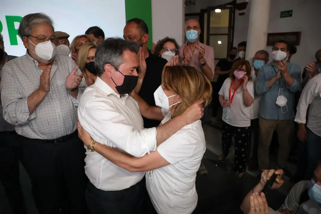 El alcalde de Sevilla, Juan Espadas y , la secretaria general del PSOE-A, Susana D&iacute;as se saludan   a 13 de junio del 2021, en Sevilla. El alcalde de Sevilla, Juan Espadas, ha ganado las primarias celebradas este domingo por su partido para elegir al candi