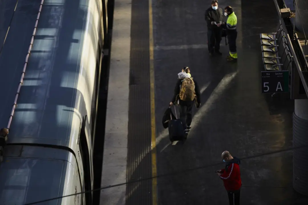 Archivo - Pasajeros en un and&eacute;n de uno de los trenes del AVE, en la Estaci&oacute;n de Madrid-Puerta de Atocha, en Madrid (Espa&ntilde;a), a 11 de enero de 2021.