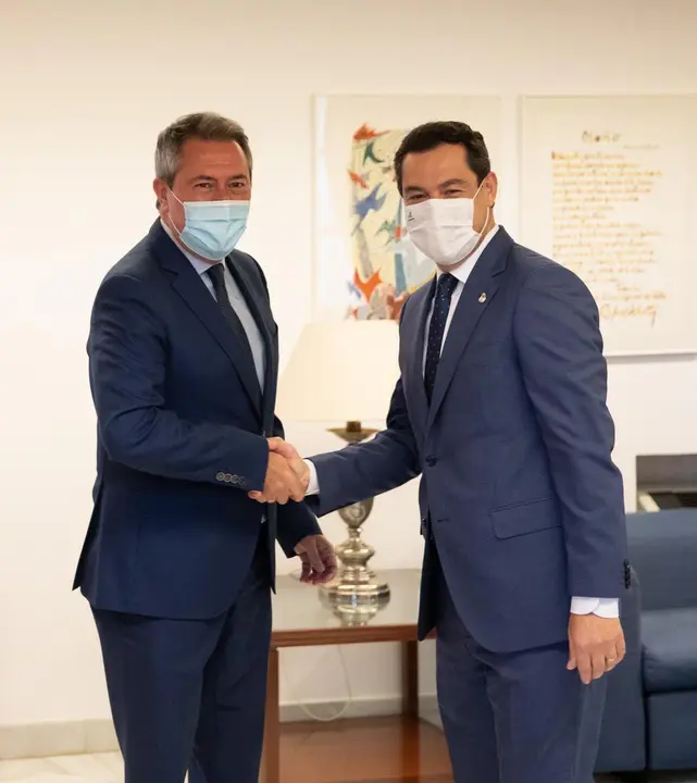 Reuni&oacute;n entre el presidente de la Junta, Juanma Moreno (d), y el candidato del PSOE-A a la presidencia de la Junta, Juan Espadas (i) a 24 de junio del 2021 en el parlamento de andaluz Sevilla, Andaluc&iacute;a, Espa&ntilde;a