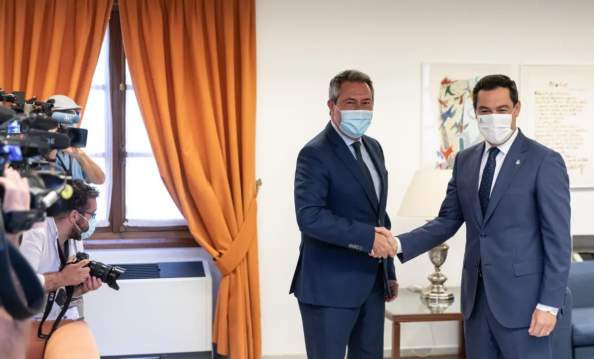 Reuni&oacute;n entre el presidente de la Junta de Andaluc&iacute;a, Juanma Moreno (d), y el candidato del PSOE-A a la presidencia de la Junta, Juan Espadas (i), a 24 de junio de 2021, en Sevilla (Andaluc&iacute;a, Espa&ntilde;a).
