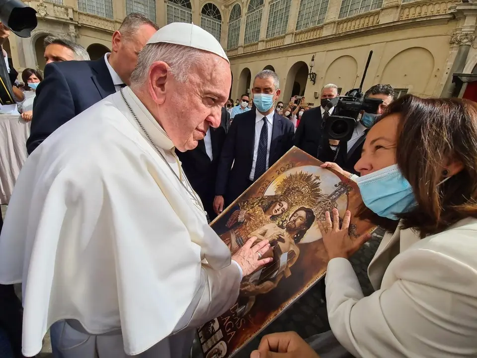 El papa Francisco junto a Paloma Saborido, directora del comit&eacute; cient&iacute;fico del congreso internacional de Hermandades y Cofrad&iacute;as que se celebrar&aacute; en septiembre en M&aacute;laga.