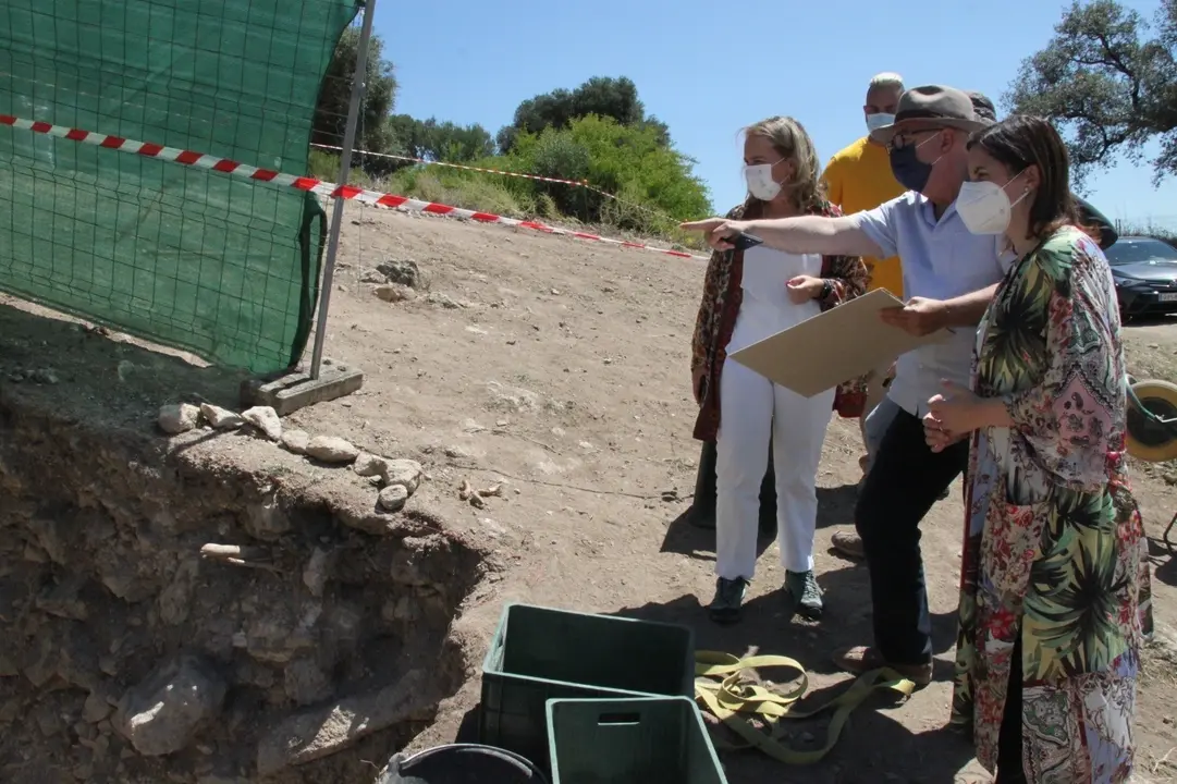 Autoridades durante su visita a los trabajos en Medina Azahara.