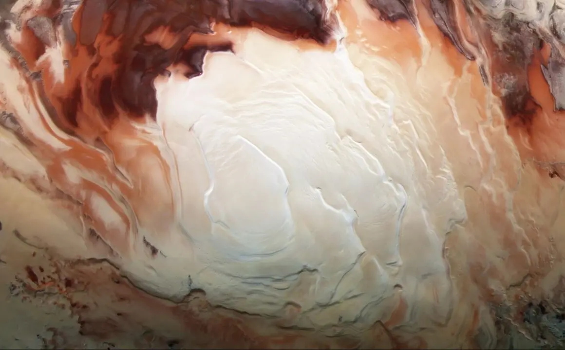 La regi&oacute;n blanca brillante de esta imagen muestra el casquete helado que cubre el polo sur de Marte.