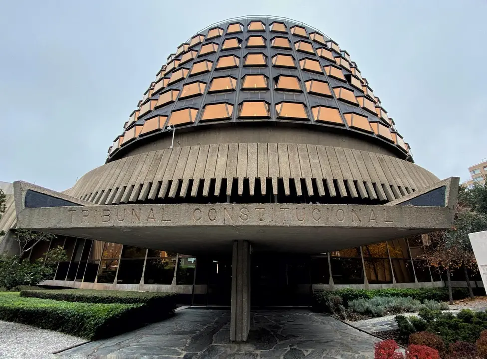 Archivo - Fachada y entrada al edificio del Tribunal Constitucional de Espa&ntilde;a, en Madrid a 29 de noviembre de 2019.