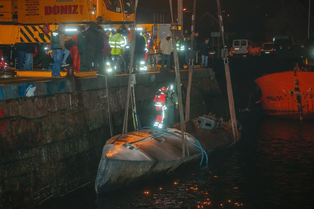 Archivo - Labores de reflotaci&oacute;n del 'narcosubmarino' en el puerto de Ald&aacute;n (Pontevedra)