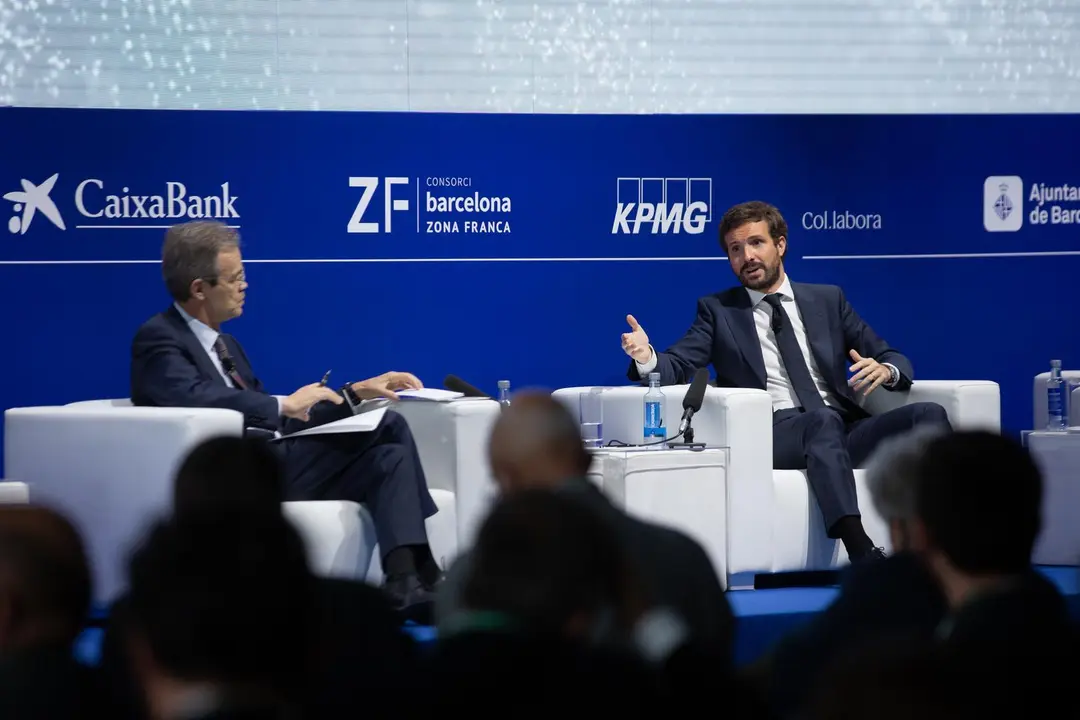 El vicepresidente del Cercle d'Economia, Jordi Gual, y el l&iacute;der del PP, Pablo Casado, conversan en la inauguraci&oacute;n de la segunda jornada de la XXXVI Reuni&oacute;n del Cercle d"Economia, a 17 de junio de 2021, en Barcelona, Catalu&ntilde;a, (Espa&ntilde;a). 