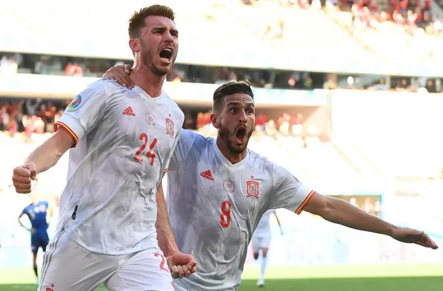 Aymeric Laporte (izq) de Espa&ntilde;a celebra con su compa&ntilde;ero Koke despu&eacute;s de marcar el segundo gol del equipo durante el partido de f&uacute;tbol de la ronda preliminar del grupo E de la Eurocopa 2020 entre Eslovaquia y Espa&ntilde;a en Sevilla, Espa&ntilde;a, 23 de junio de 2021. (Eslovaquia, Espa&ntilde;a, Sevilla) EFE/EPA/David Ramos