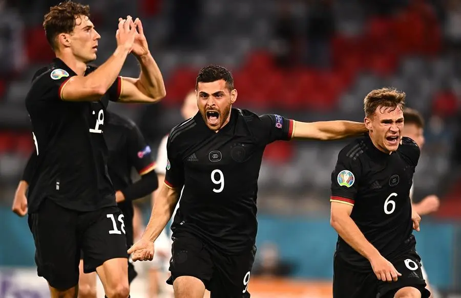 Leon Goretzka (L) de Alemania celebra con sus compa&ntilde;eros Kevin Volland (C) y Joshua Kimmich (R) despu&eacute;s de anotar el empate 2-2 durante el partido de f&uacute;tbol de la ronda preliminar del grupo F de la UEFA EURO 2020 entre Alemania y Hungr&iacute;a en M&uacute;nich, Alemania, 23 de junio de 2021. (Alemania, Hungr&iacute;a) EFE/EPA/Lukas Barth-Tuttas
