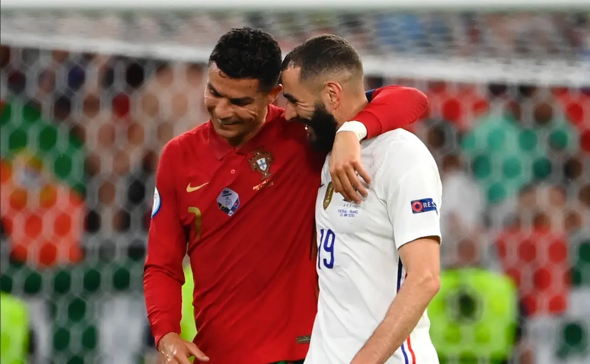 Cristiano Ronaldo (L) de Portugal abraza a Karim Benzema de Francia despu&eacute;s durante el partido de f&uacute;tbol de la ronda preliminar del grupo F de la UEFA EURO 2020 entre Portugal y Francia en Budapest, Hungr&iacute;a, 23 de junio de 2021. (Francia, Hungr&iacute;a) EFE/EPA/Franck Fife