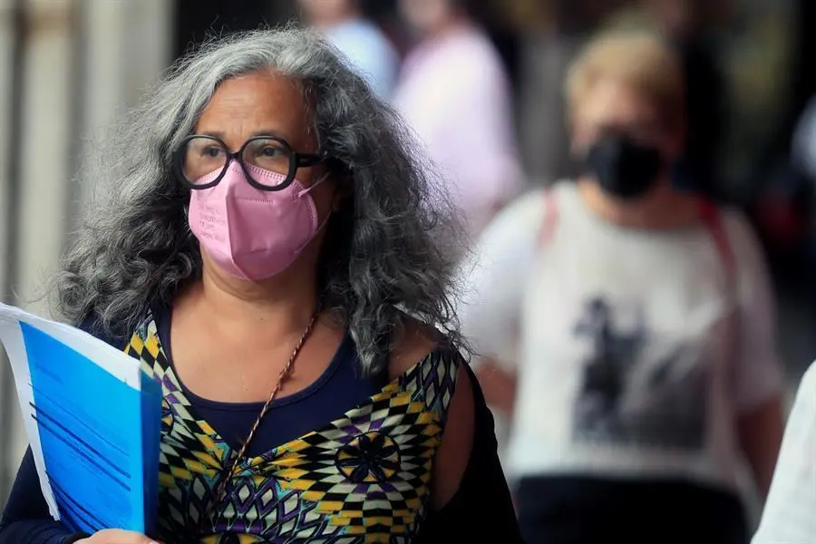 Una mujer con mascarilla, camina este viernes por una calle de Madrid. El presidente del Gobierno, Pedro S&aacute;nchez, ha anunciado este viernes que la pr&oacute;xima semana habr&aacute; un Consejo de Ministros extraordinario en el que se decidir&aacute; que la mascarilla a causa de la pandemia de coronavirus deje de ser obligatoria en espacios al aire libre a partir del s&aacute;bado 26 de junio. EFE/ Fernando Alvarado