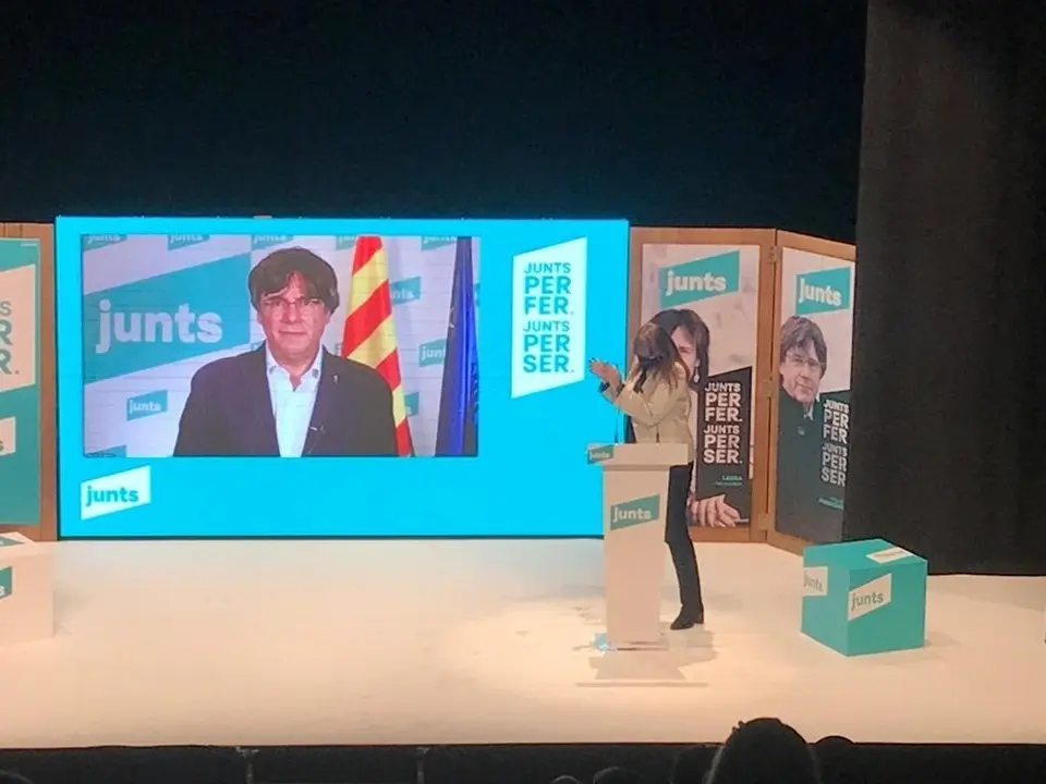 Archivo - El expresidente de la Generalitat Carles Puigdemont con la candidata de Junts a la presidencia de la Generalitat, Laura Borr&agrave;s