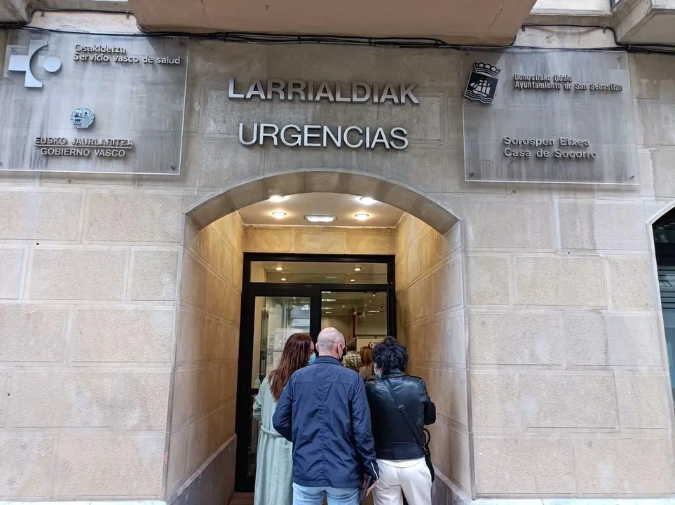 Familiares de j&oacute;venes entregan muestras en el cribado por el brote entre estudiantes de viaje de fin de curso a Mallorca