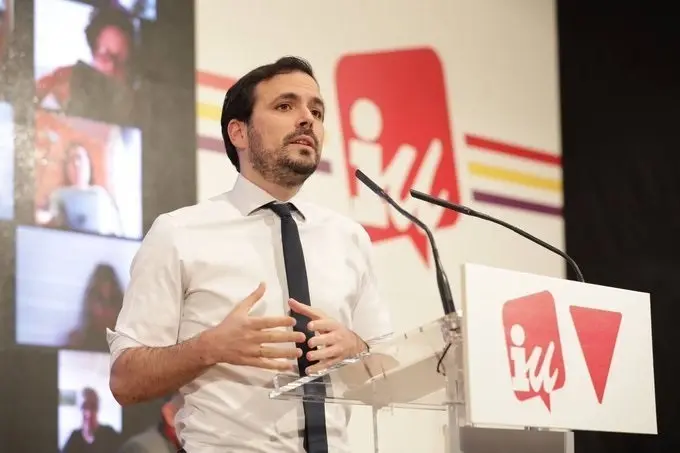 Archivo - Imagen del coordinador federal de Izquierda Unida, Alberto Garz&oacute;n, durante el cierre de la Asamblea que ha aprobado su reelecci&oacute;n al frente de la organizaci&oacute;n.