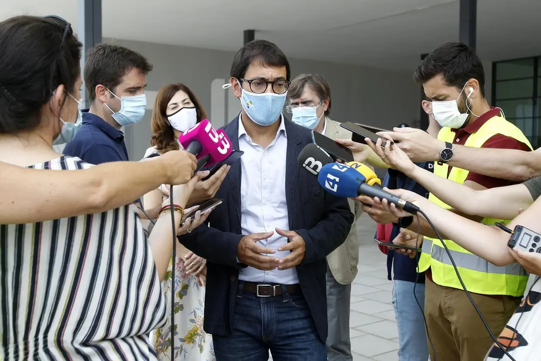 El conseller de Modelo Econ&oacute;mico, Turismo y Trabajo, Iago Negueruela, ofrece declaraciones a los medios de comunicaci&oacute;n, en una imagen de archivo.