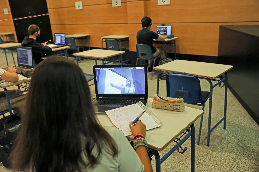Archivo - Una alumna atiende desde su ordenador a una clase semipresencial 
