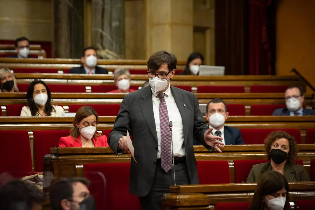El l&iacute;der del PSC, Salvador Illa, intervien en el Parlament de Catalunya.