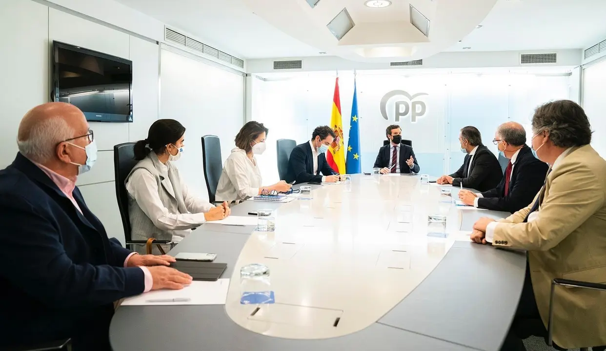 El l&iacute;der del PP, Pablo Casado, se re&uacute;ne con el equipo jur&iacute;dico del PP para preparar el recurso del PP contra los indultos a los condenados por el 'proc&eacute;s'. En Madrid, a 25 de  junio de 2021.