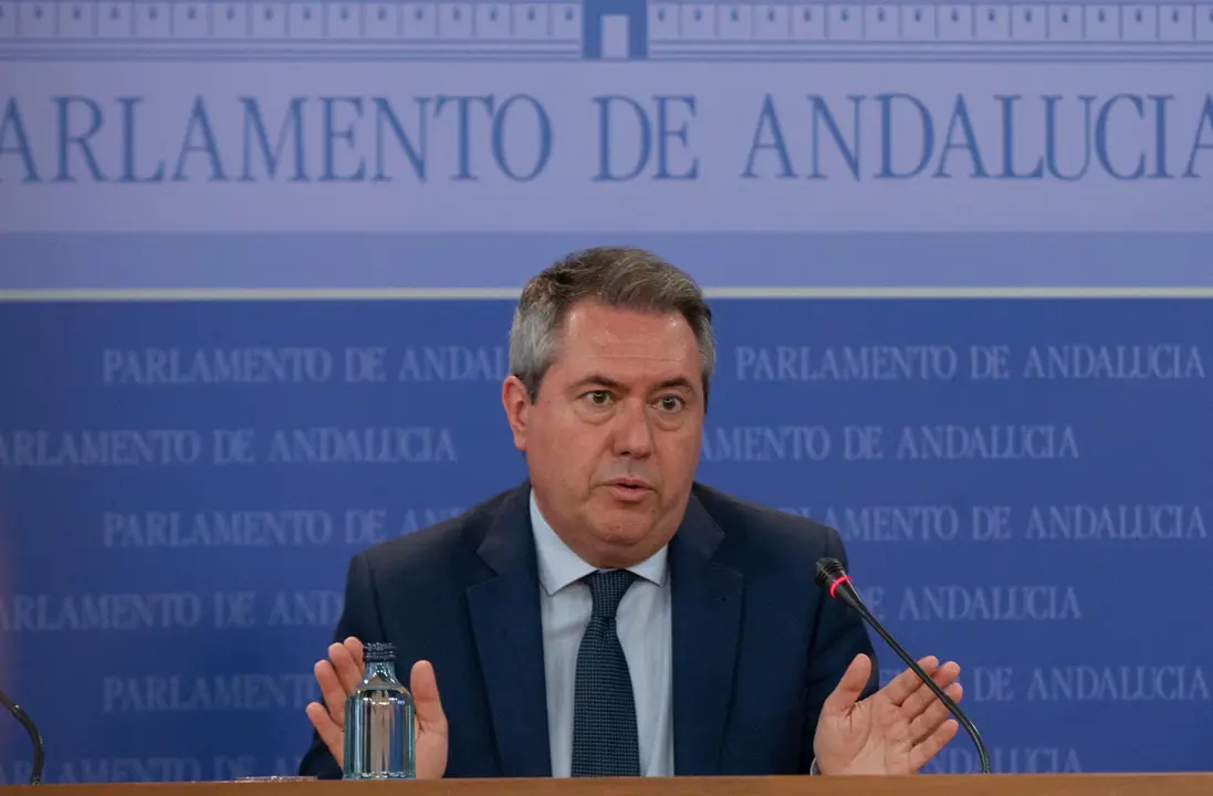 El candidato del PSOE-A a la presidencia de la Junta, Juan Espadas, durante la rueda de prensa posterior a la reuni&oacute;n con el presidente de la Junta de Andaluc&iacute;a, Juanma Moreno. A 24 de junio de 2021, en el Parlamento Andaluz, Sevilla (Andaluc&iacute;a, Espa&ntilde;a).