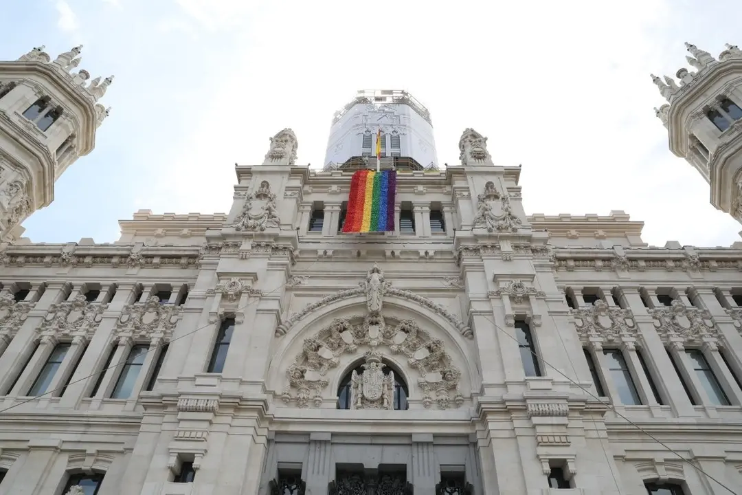 Archivo - Palacio de Cibeles con la bandera arco&iacute;ris